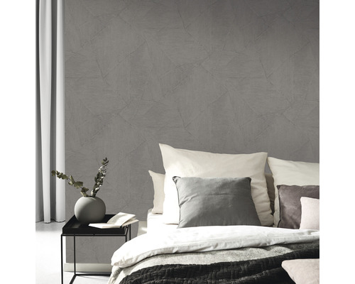 Decoratieve slaapkamer met een gestructureerd wandbehang dat een elegante sfeer creëert.