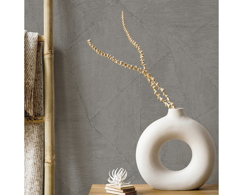 Grijs behang met geometrisch patroon, bamboe ladder en decoratie in een heldere kamer.