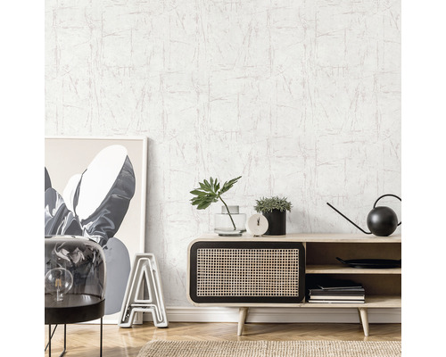 Decoratief wit behang met abstract patroon op de muur van een woonkamer.