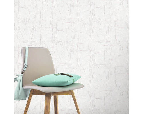 Behang met lineair patroon, stoel met kussen en tas