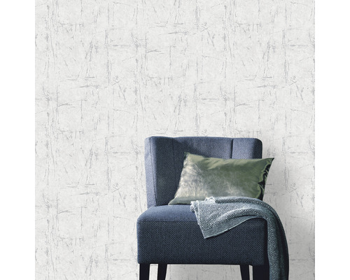 Behang met abstract patroon en stoel met kussen