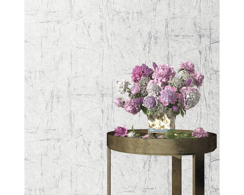 Scene met structuurbehang, boeket en bijzettafel