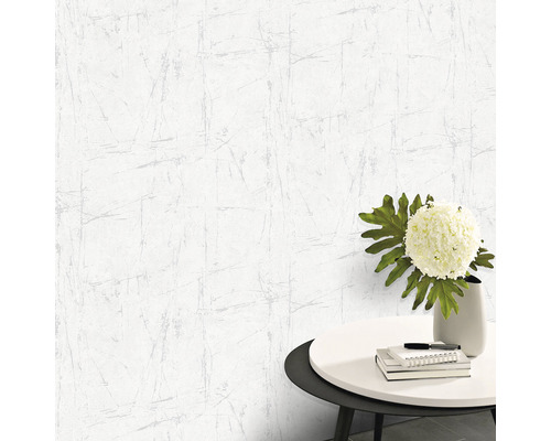 Behang met marmerstructuur op een muur met tafel en decoratie