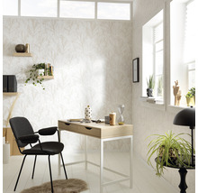 Kantoor met bureau, stoel, planken en decoratief behang met bladmotief voor een heldere, georganiseerde sfeer