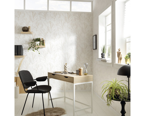 Kantoor met bureau, stoel, planken en decoratief behang met bladmotief voor een heldere, georganiseerde sfeer