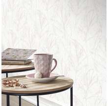Licht behang met abstract bladmotief in de woonkamer