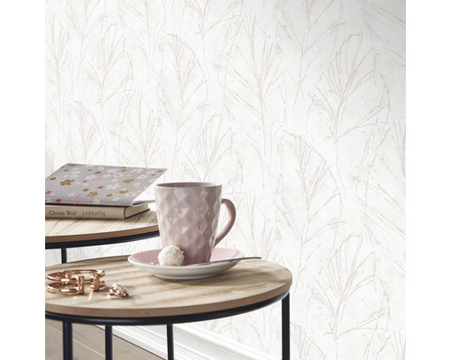 Licht behang met abstract bladmotief in de woonkamer