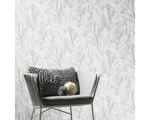 Licht behang met bladmotief en stoel
