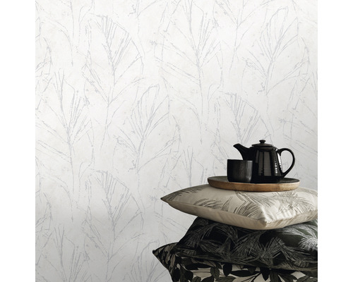 Kamer met behang met bladerpatroon, theepot en kussens