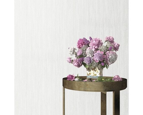 Bloemstuk in vaas op een bijzettafel