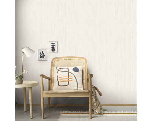 Lichte wanddecoratie met houten structuur naast stoel en bijzettafel