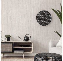 Woonkamer met rotan meubels en wanddecoratie