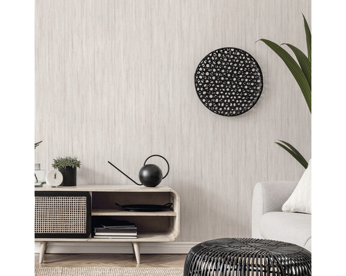 Woonkamer met rotan meubels en wanddecoratie