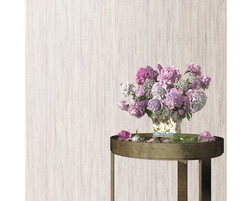 Boeket bloemen in een vaas op een tafel voor een gestructureerde wand