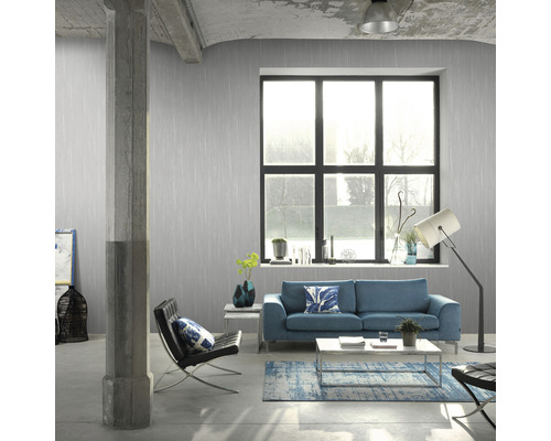 Moderne woonkamer met grijs behang, bank, fauteuil en tapijt