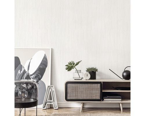 Lichte kamer met dressoir, lamp en decoraties