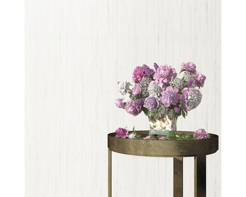 Bloemstuk met pioenen en seringen op een bijzettafel