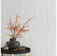 Decoratieve scène met vaas, bessen en sieradendoosje op een bijzettafel