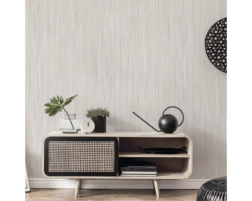 Woonkamer met modern dressoir van hout en rotan