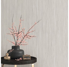 Decoratief arrangement met vaas, bloeiende takken en sieradendoosje op een bijzettafel.