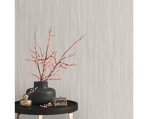 Decoratief arrangement met vaas, bloeiende takken en sieradendoosje op een bijzettafel.