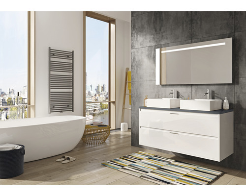 Lichte badkamer met ligbad, wastafelmeubel met twee wastafels, verlichte spiegel en handdoekradiator