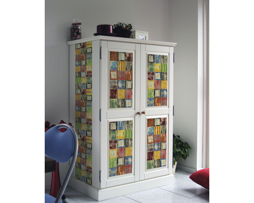 Witte kast met kleurrijke vierkante patronen voor de keuken.