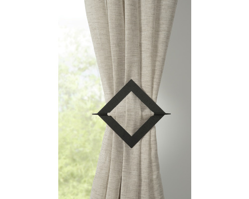 Decoratief gordijn met een ruitvormige gordijn houder.