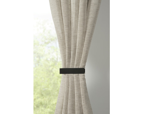 Gordijn met zwarte gordijnband voor een raam