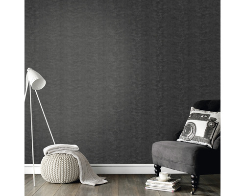 Scène met behang met patroon, fauteuil, lamp en decoratie