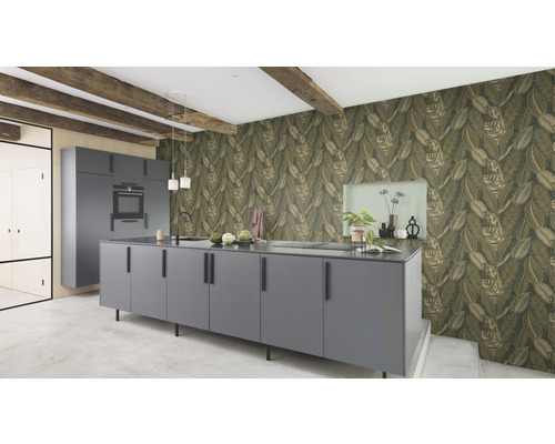 Moderne keuken met grijze kasten en bladpatroonbehang