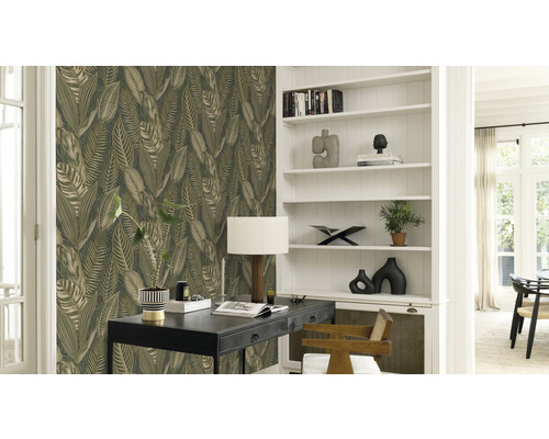 Decoratieve woonkamer met bladerenmotief behang, bureau en boekenkast