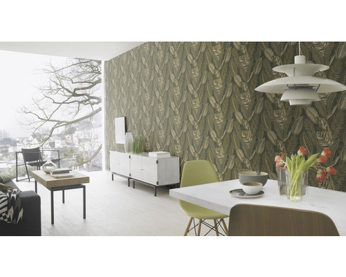 Woonkamer met bladbehang, eettafel, dressoir en groot raam