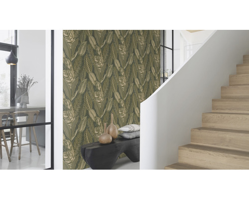 Hal met behang met bladmotief, trap en zitbank