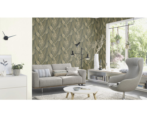 Woonkamer met bank, fauteuil en behang met bladerpatroon