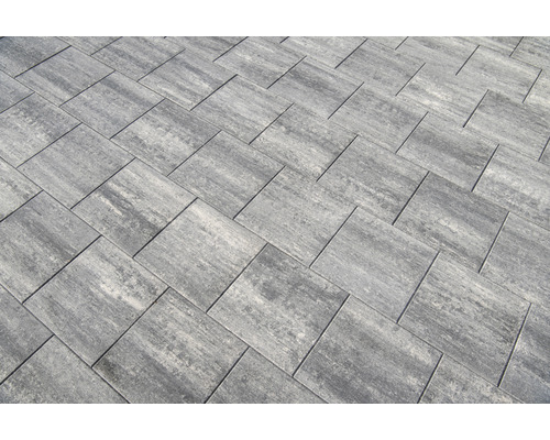 Bestrating van betonnen straatstenen in visgraatmotief