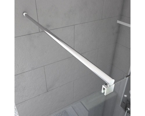 Detailopname van een douchecabine met stabilisatiestang voor wandmontage