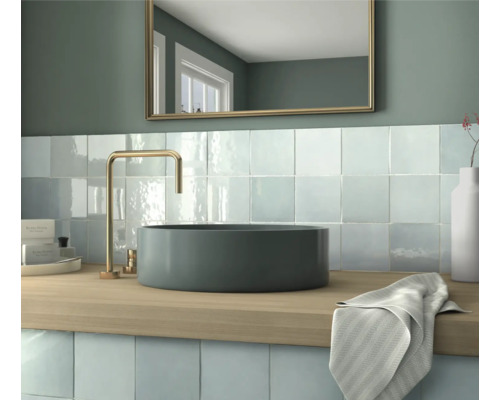 Badkamer met opzetwastafel, kraan, spiegel en tegels