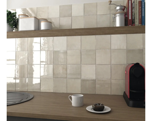 Keukenoverzicht met vierkante wandtegels, plank en accessoires