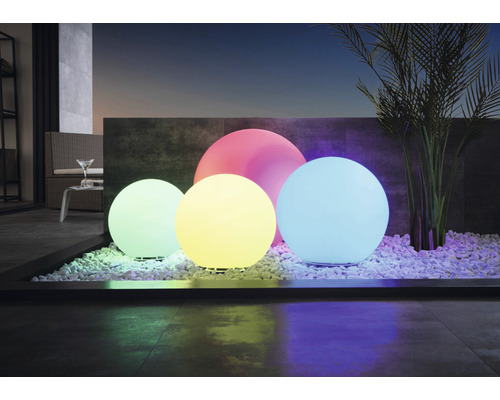Decoratieve tuinverlichting met kleurrijke bolvormige lampen