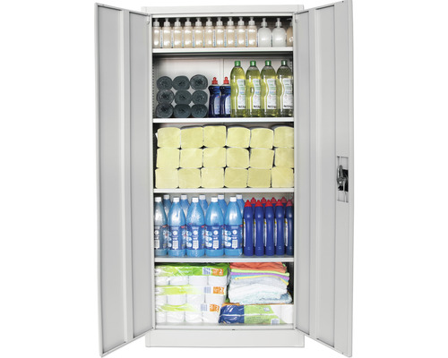 Geopende stalen kast gevuld met schoonmaak- en huishoudproducten