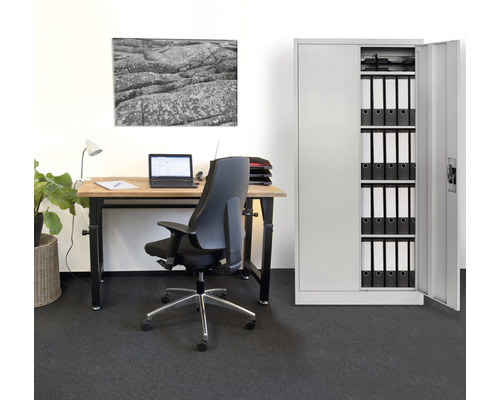 Kantoor met bureau, bureaustoel en open archiefkast met ordners