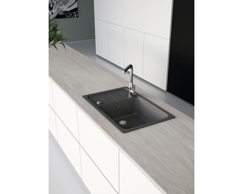 Keukenscène met spoelbak, afdruiprek en kraan in een moderne inrichting