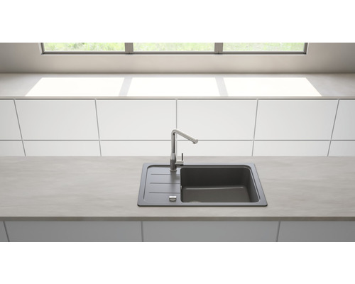 Keukenspoelbak met kraan in een lichte keuken