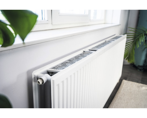 Witte radiator onder een raam