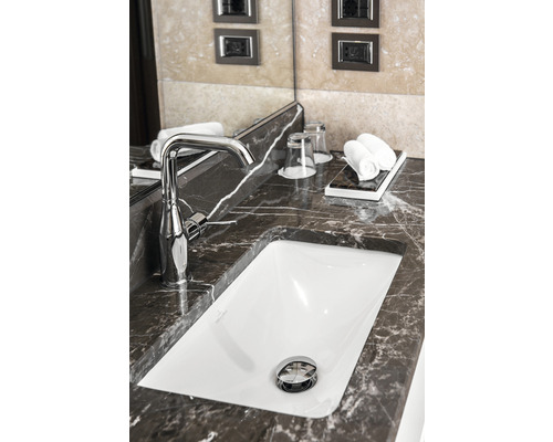 Wastafel met kraan in een badkamer