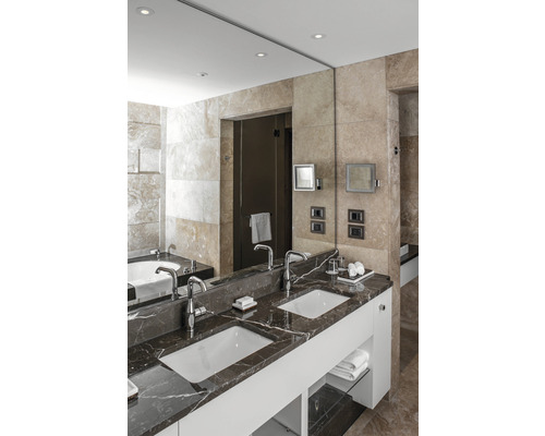 Badkamer met dubbele wastafel, spiegel en marmeren werkblad