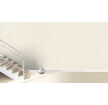 Lichte kamer met trap, zilverkleurige vaas en beige behang.