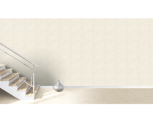 Lichte kamer met trap, zilverkleurige vaas en beige behang.