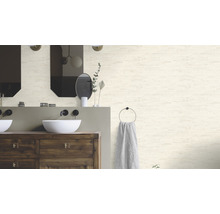 Badkamer met dubbele wastafel, spiegels en wandbekleding met steeneffect
